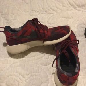 Nike Roshe camo red and black
